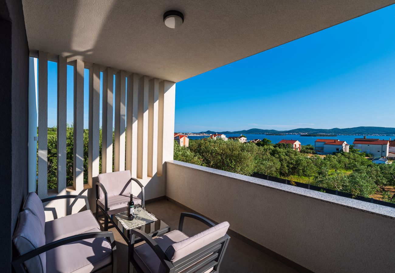 Ferienwohnung in Sveti Filip i Jakov - Apartment Vista Mare 2 mit beheiztem Pool