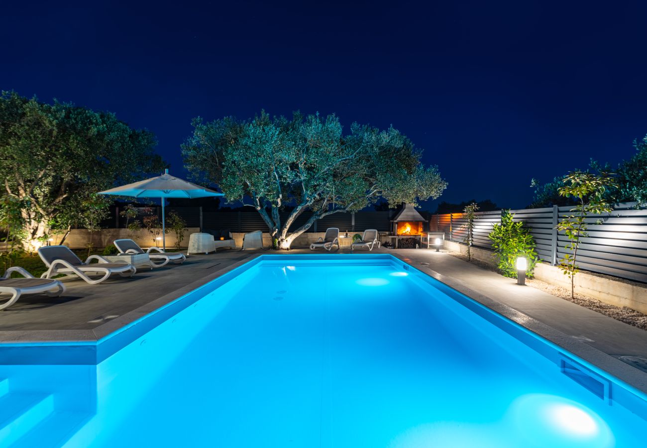 Ferienwohnung in Sveti Filip i Jakov - Apartment Vista Mare 2 mit beheiztem Pool