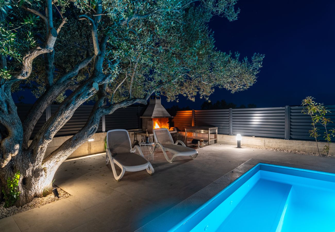 Ferienwohnung in Sveti Filip i Jakov - Apartment Vista Mare 2 mit beheiztem Pool