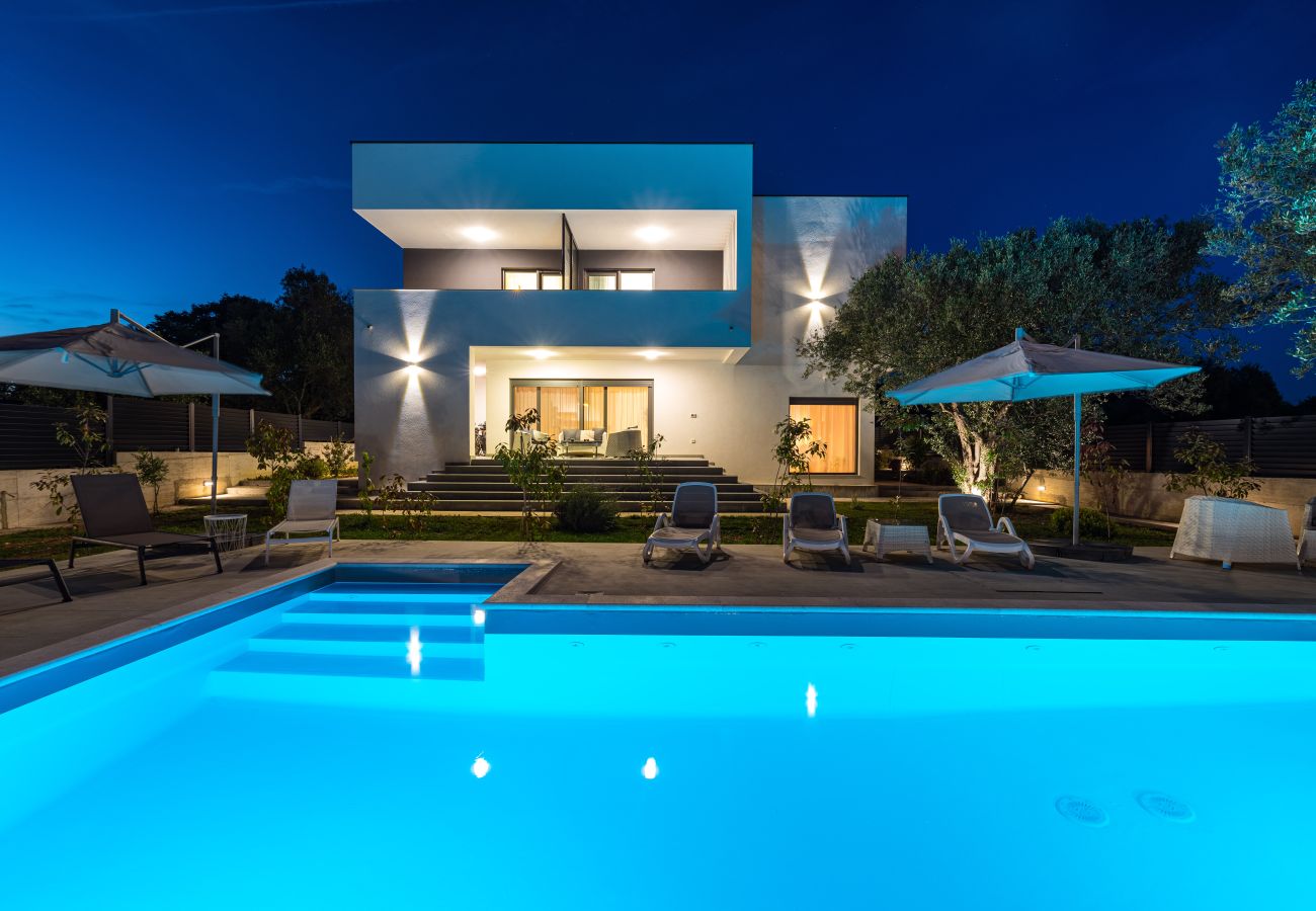 Ferienwohnung in Sveti Filip i Jakov - Apartment Vista Mare 2 mit beheiztem Pool