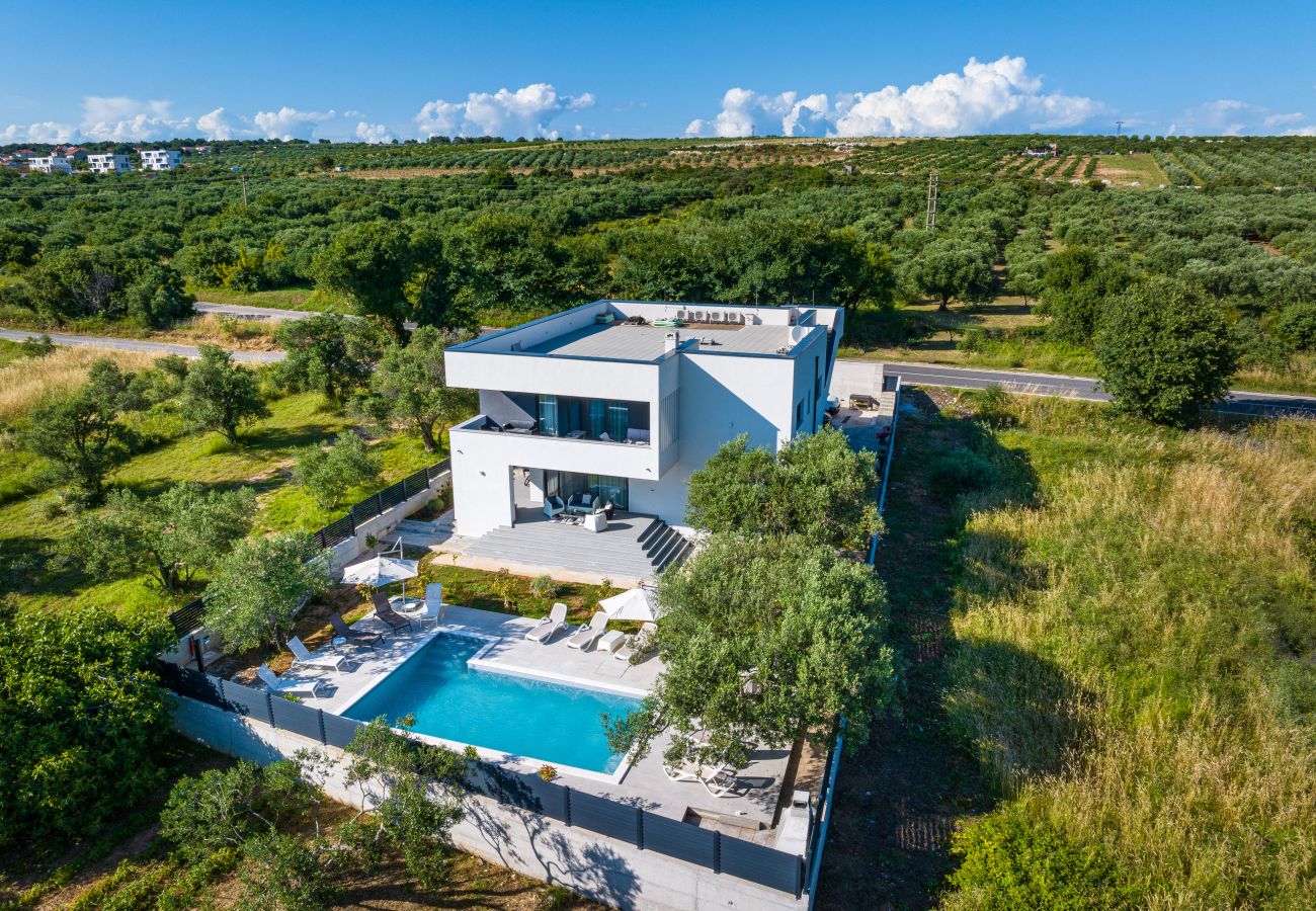 Ferienwohnung in Sveti Filip i Jakov - Apartment Vista Mare 2 mit beheiztem Pool