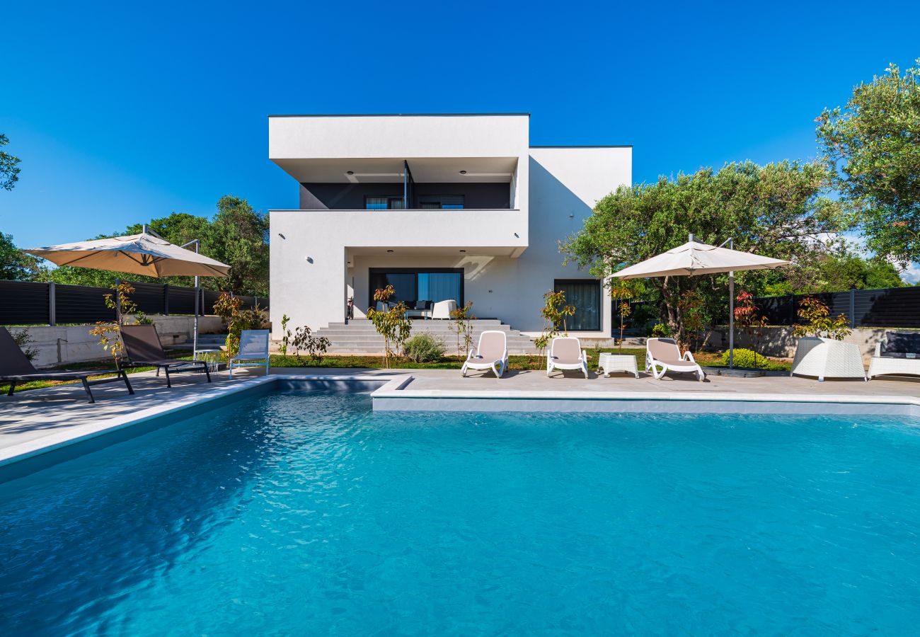 Ferienwohnung in Sveti Filip i Jakov - Apartment Vista Mare 2 mit beheiztem Pool