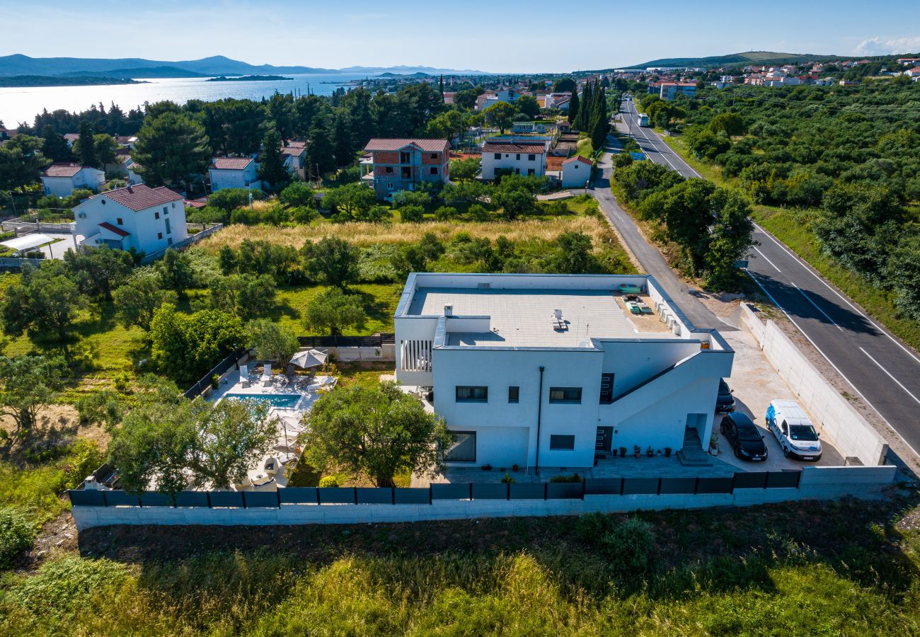 Ferienwohnung in Sveti Filip i Jakov - Apartment Vista Mare 2 mit beheiztem Pool