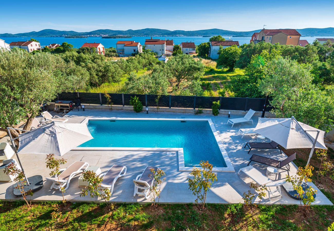Ferienwohnung in Sveti Filip i Jakov - Apartment Vista Mare 2 mit beheiztem Pool