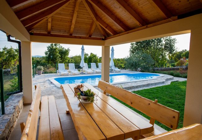 Villa in Trbounje - Villa Magic mit beheiztem Pool