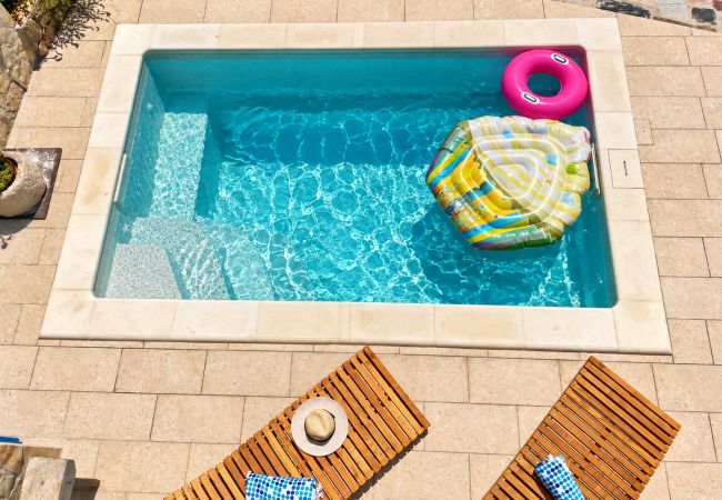 Ferienhaus in Vrsine - Holiday Home Cherry with pool