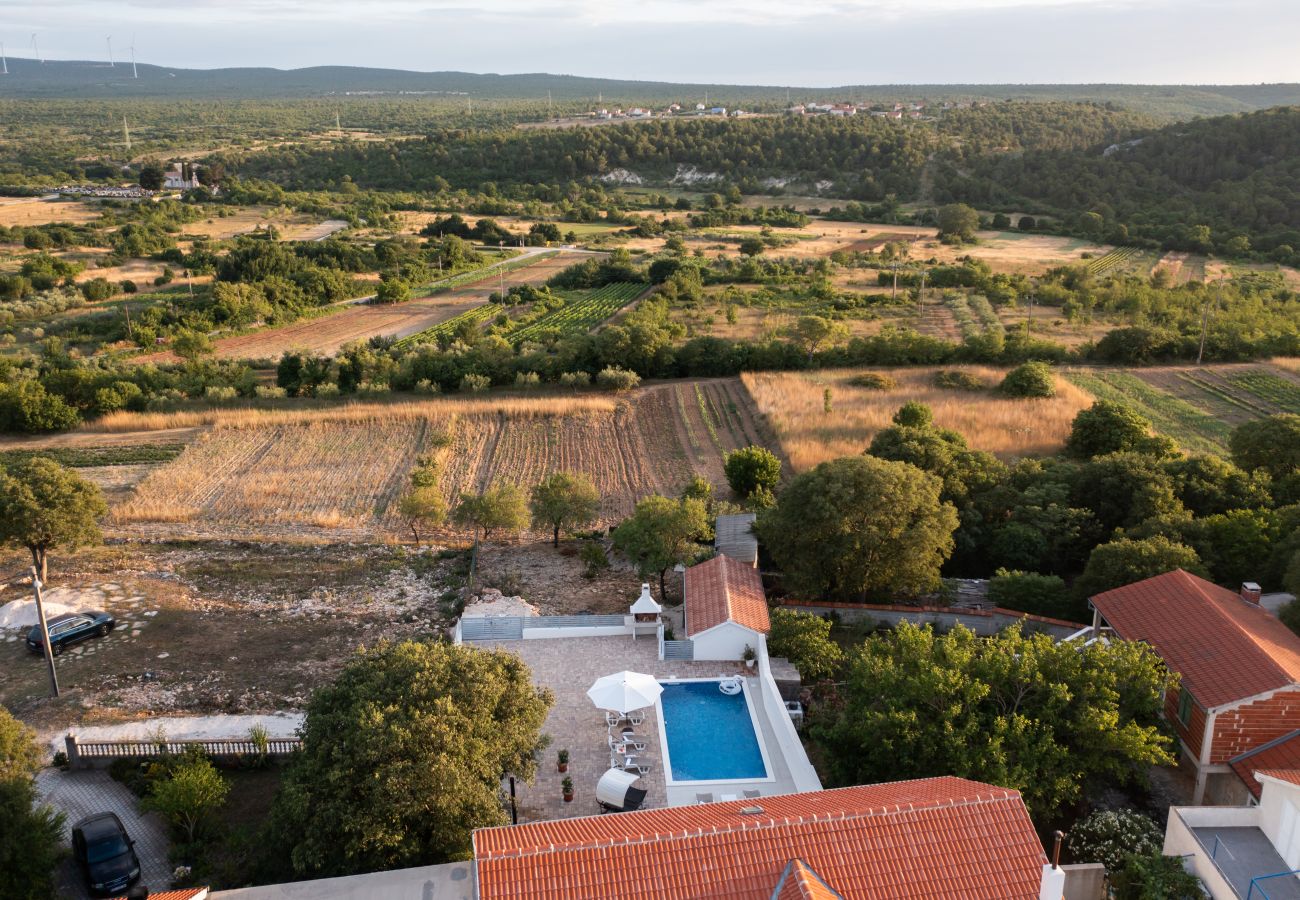 Ferienhaus in Pridraga - Ferienhaus Lantina mit Pool