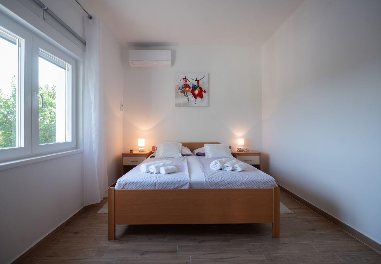 Ferienhaus in Pridraga - Ferienhaus Lantina mit Pool
