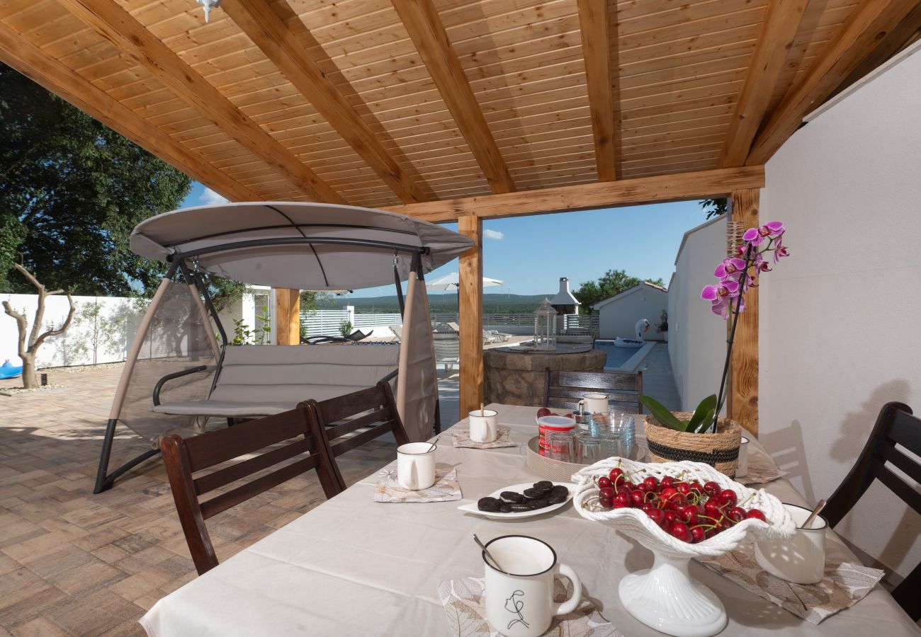 Ferienhaus in Pridraga - Ferienhaus Lantina mit Pool