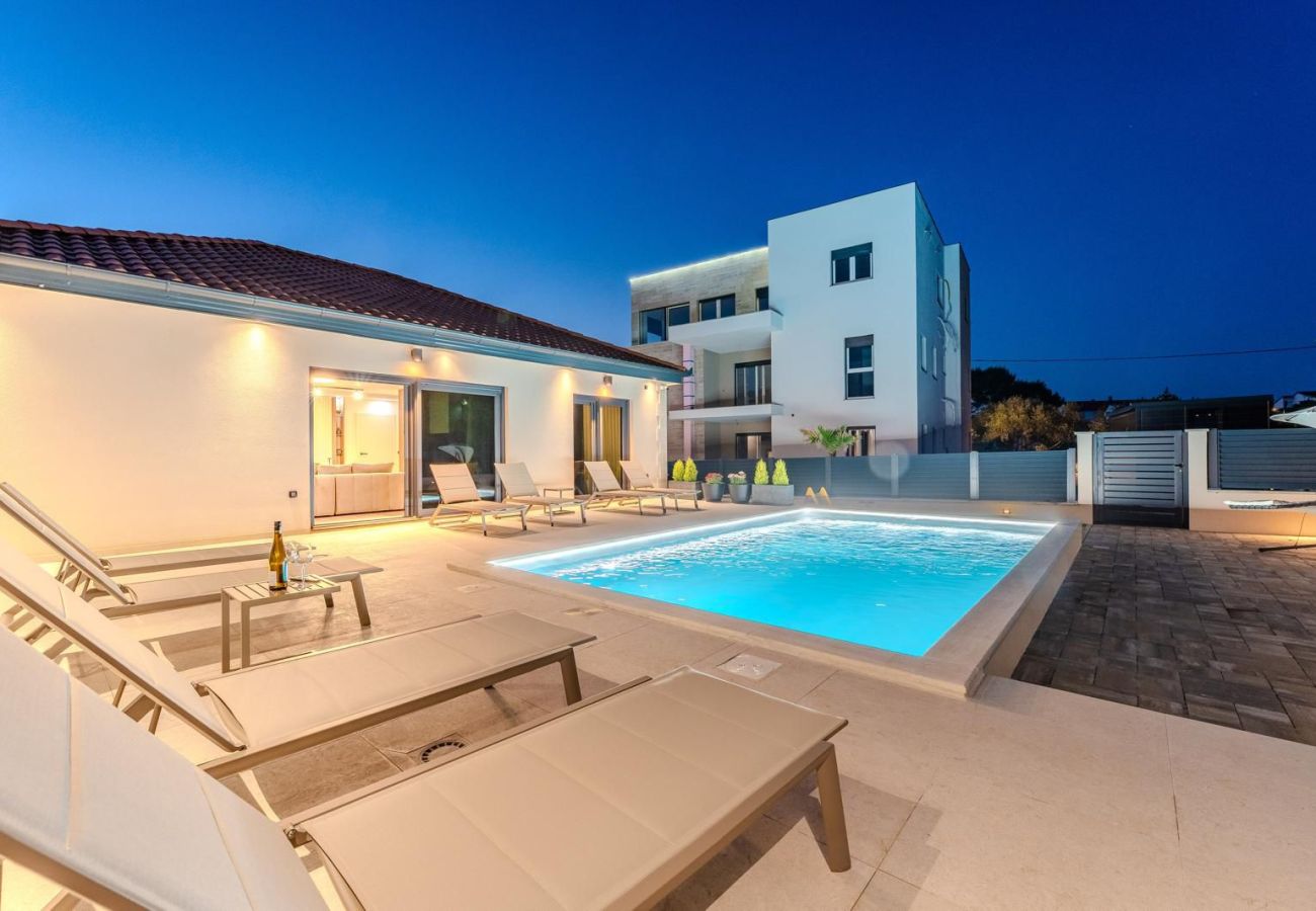 Villa in Privlaka - Villa Ballat mit beheiztem Pool