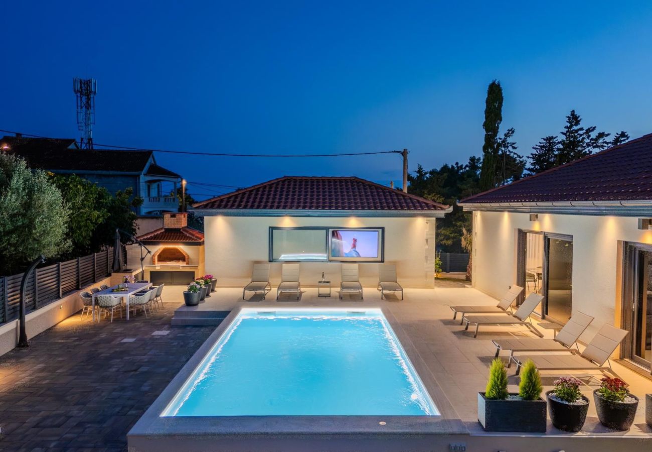 Villa in Privlaka - Villa Ballat mit beheiztem Pool