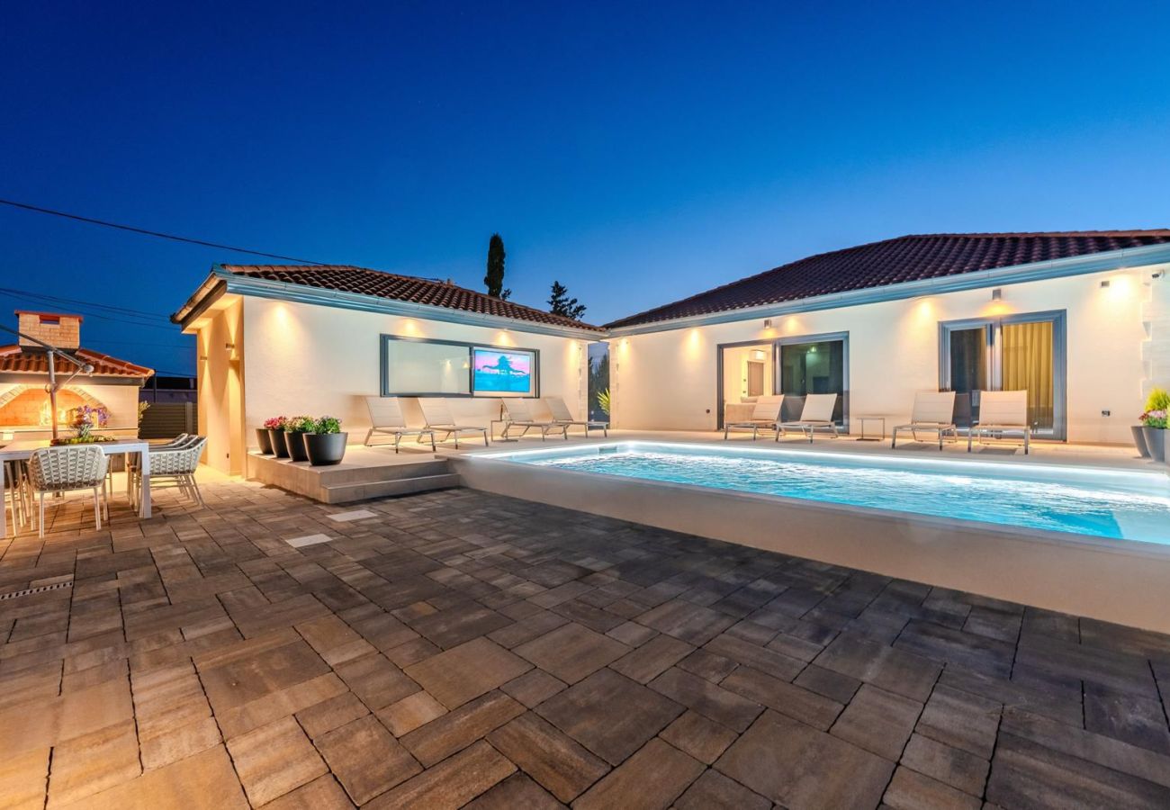 Villa in Privlaka - Villa Ballat mit beheiztem Pool