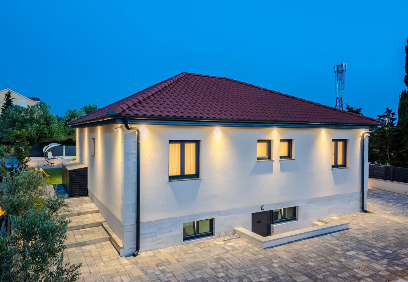 Villa in Privlaka - Villa Ballat mit beheiztem Pool