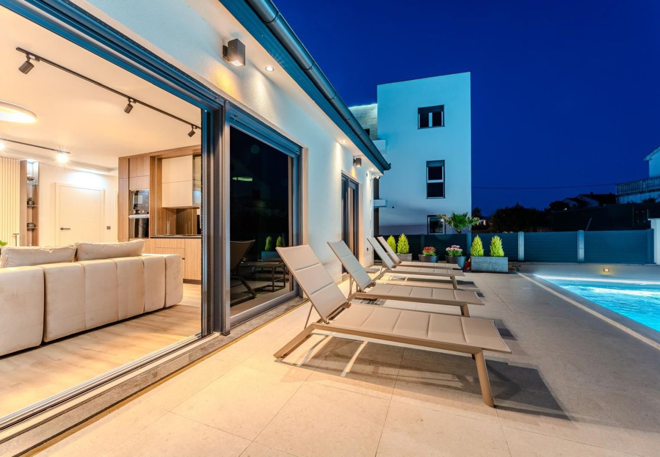 Villa in Privlaka - Villa Ballat mit beheiztem Pool