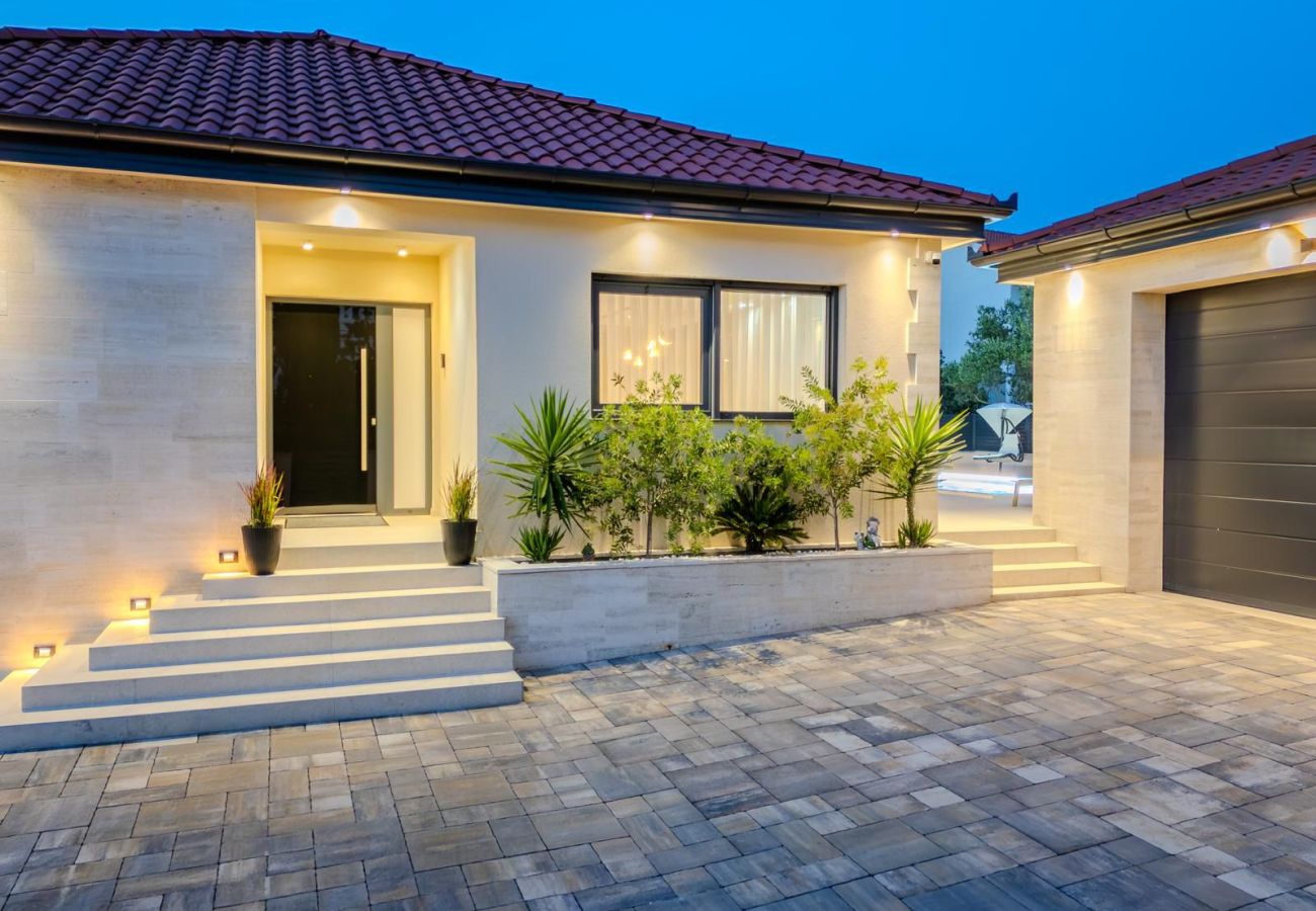Villa in Privlaka - Villa Ballat mit beheiztem Pool