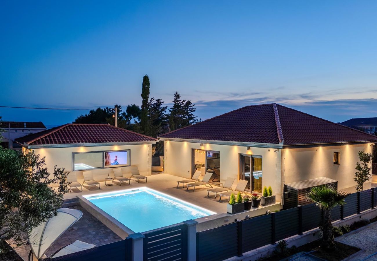 Villa in Privlaka - Villa Ballat mit beheiztem Pool