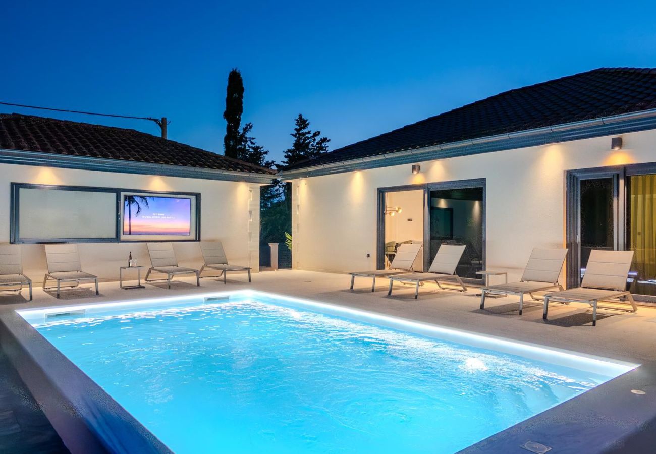 Villa in Privlaka - Villa Ballat mit beheiztem Pool