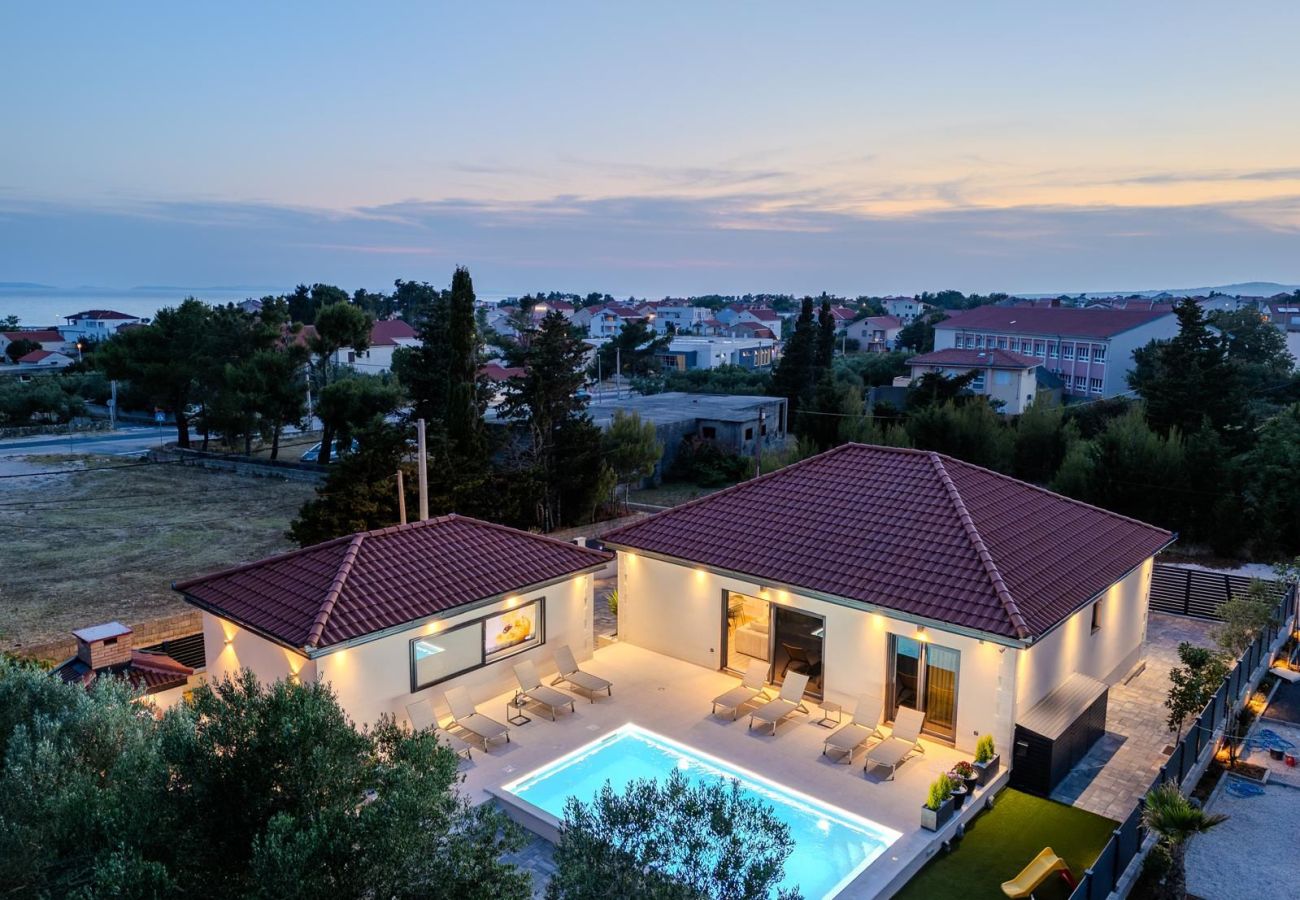 Villa in Privlaka - Villa Ballat mit beheiztem Pool
