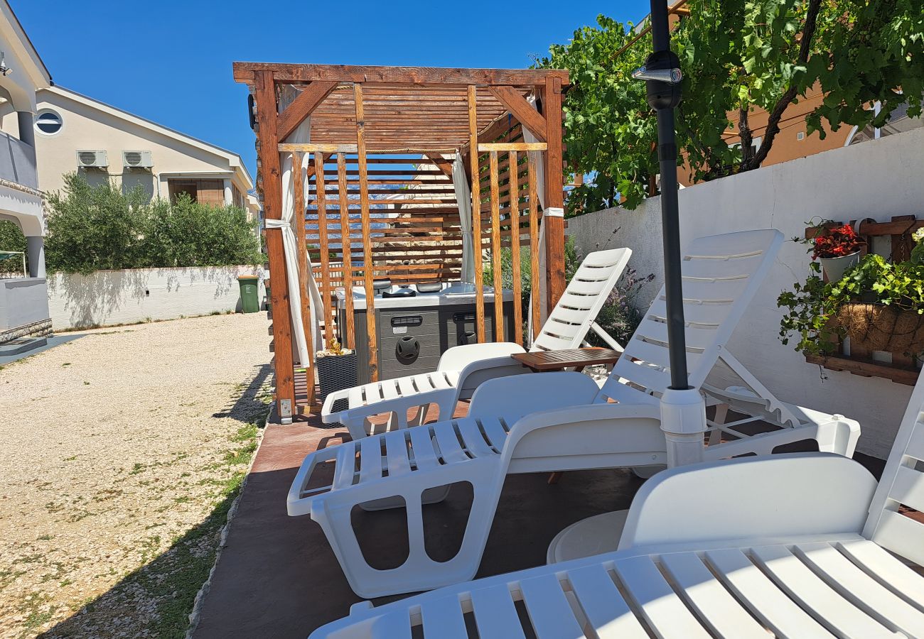 Ferienwohnung in Ražanac - Apartment Sany 1 mit Whirlpool