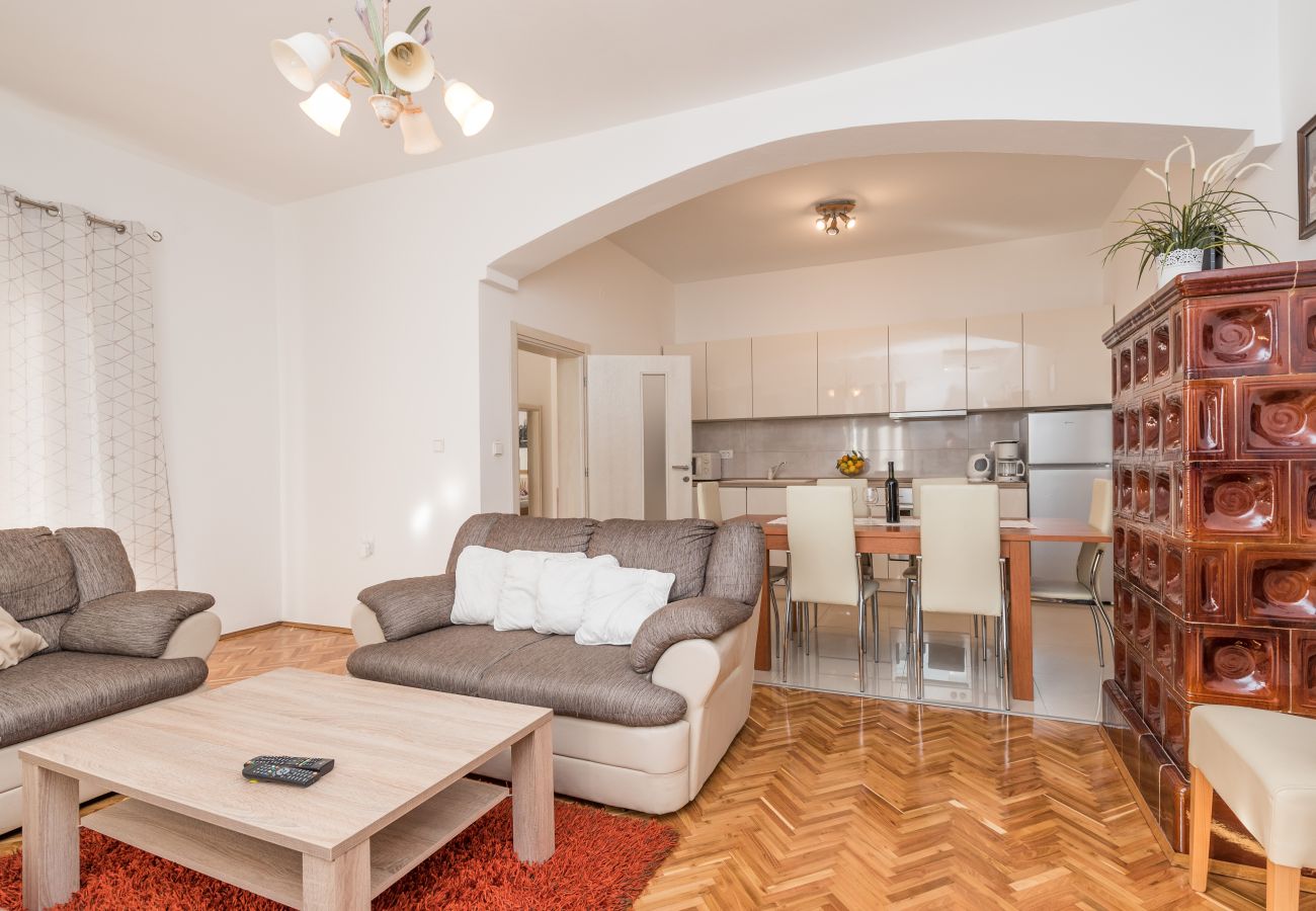 Ferienhaus in Bibinje - Ferienhaus Lolita mit Pool