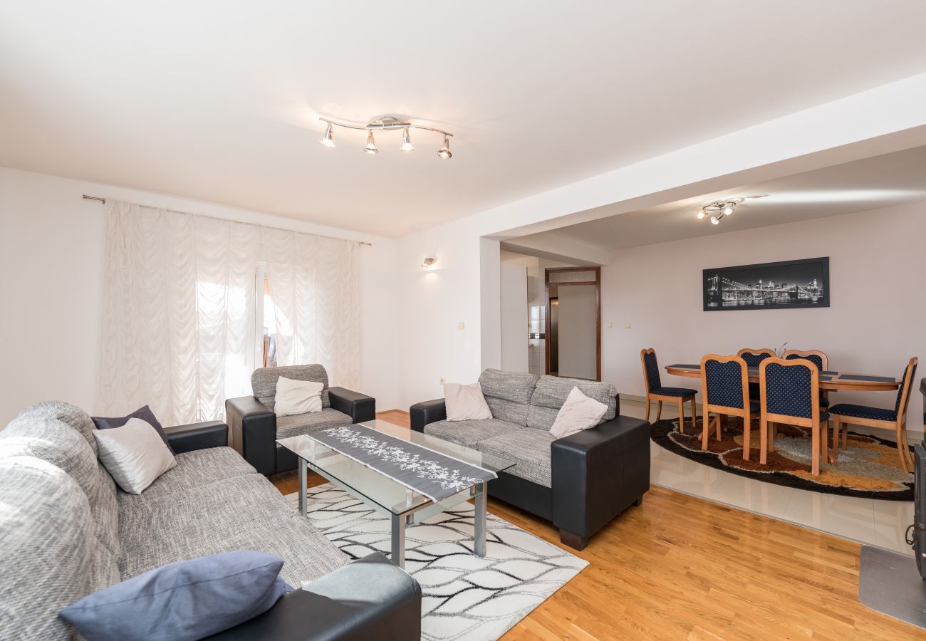 Ferienhaus in Bibinje - Ferienhaus Lolita mit Pool