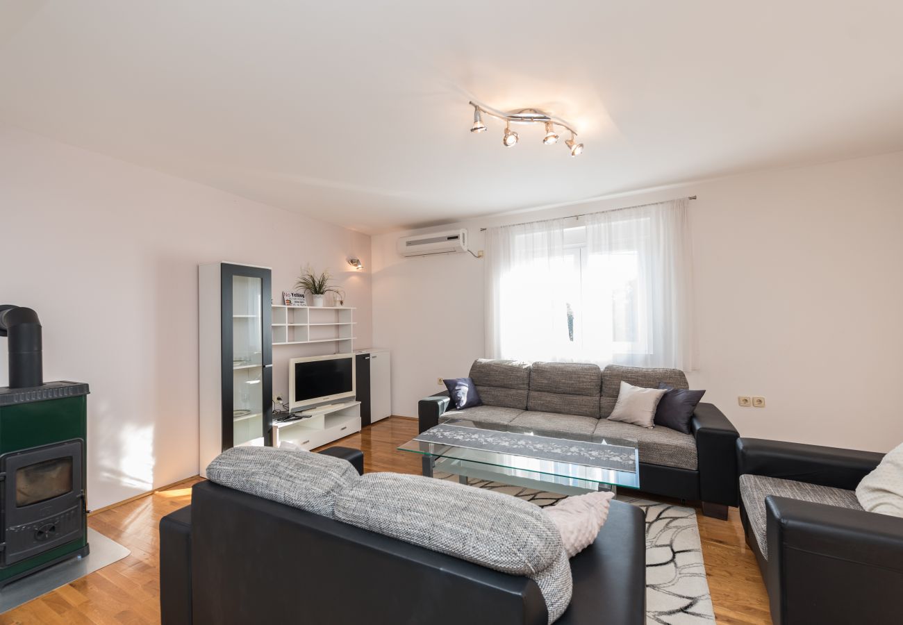 Ferienhaus in Bibinje - Ferienhaus Lolita mit Pool