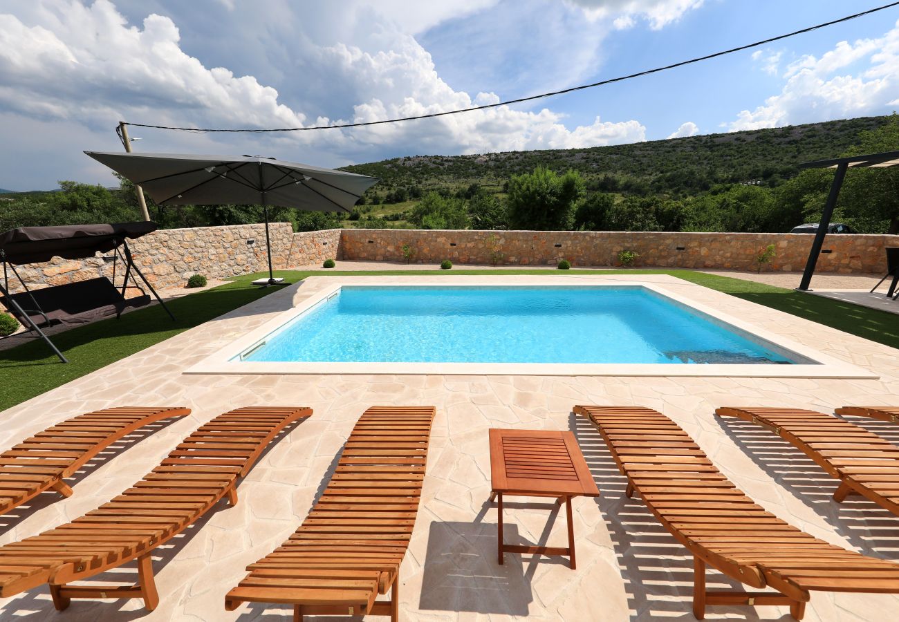 Villa in Kruševo - Villa Vallis mit Pool