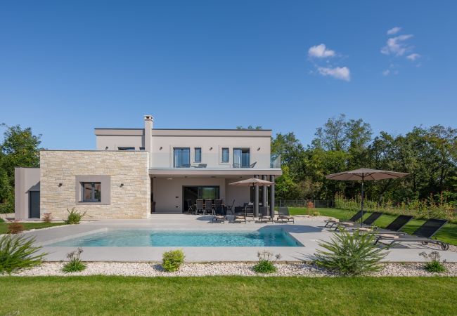 Villa in Marceljani - Villa Kalea mit Pool