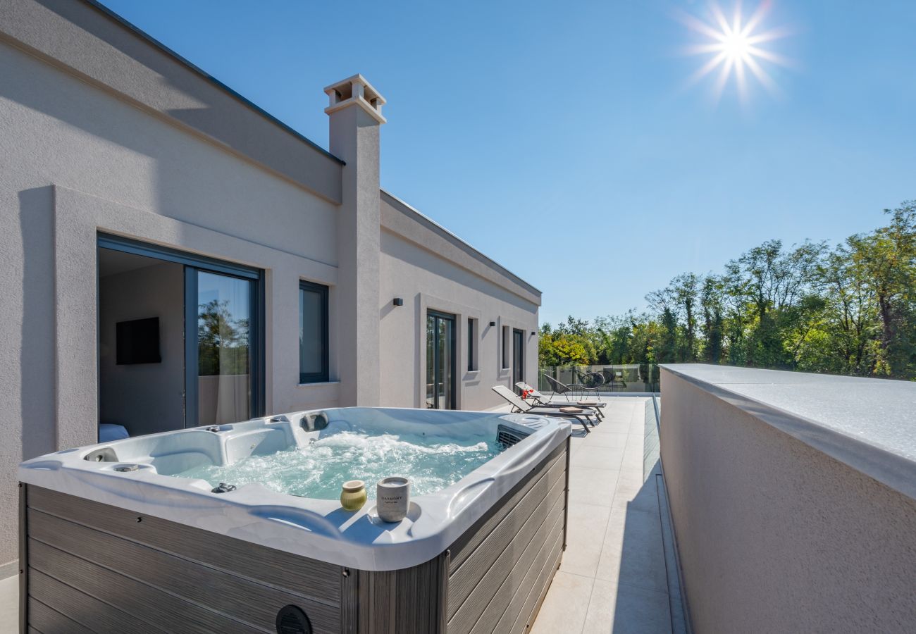 Villa in Marceljani - Villa Kalea mit Pool