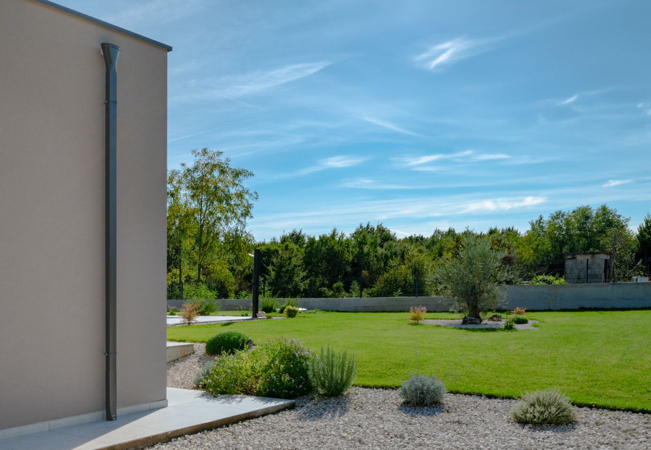 Villa in Marceljani - Villa Kalea mit Pool