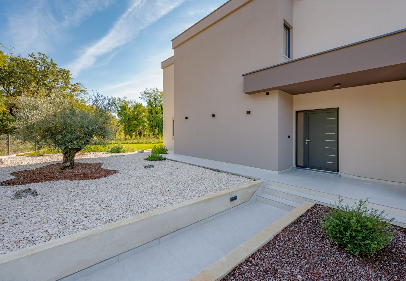 Villa in Marceljani - Villa Kalea mit Pool