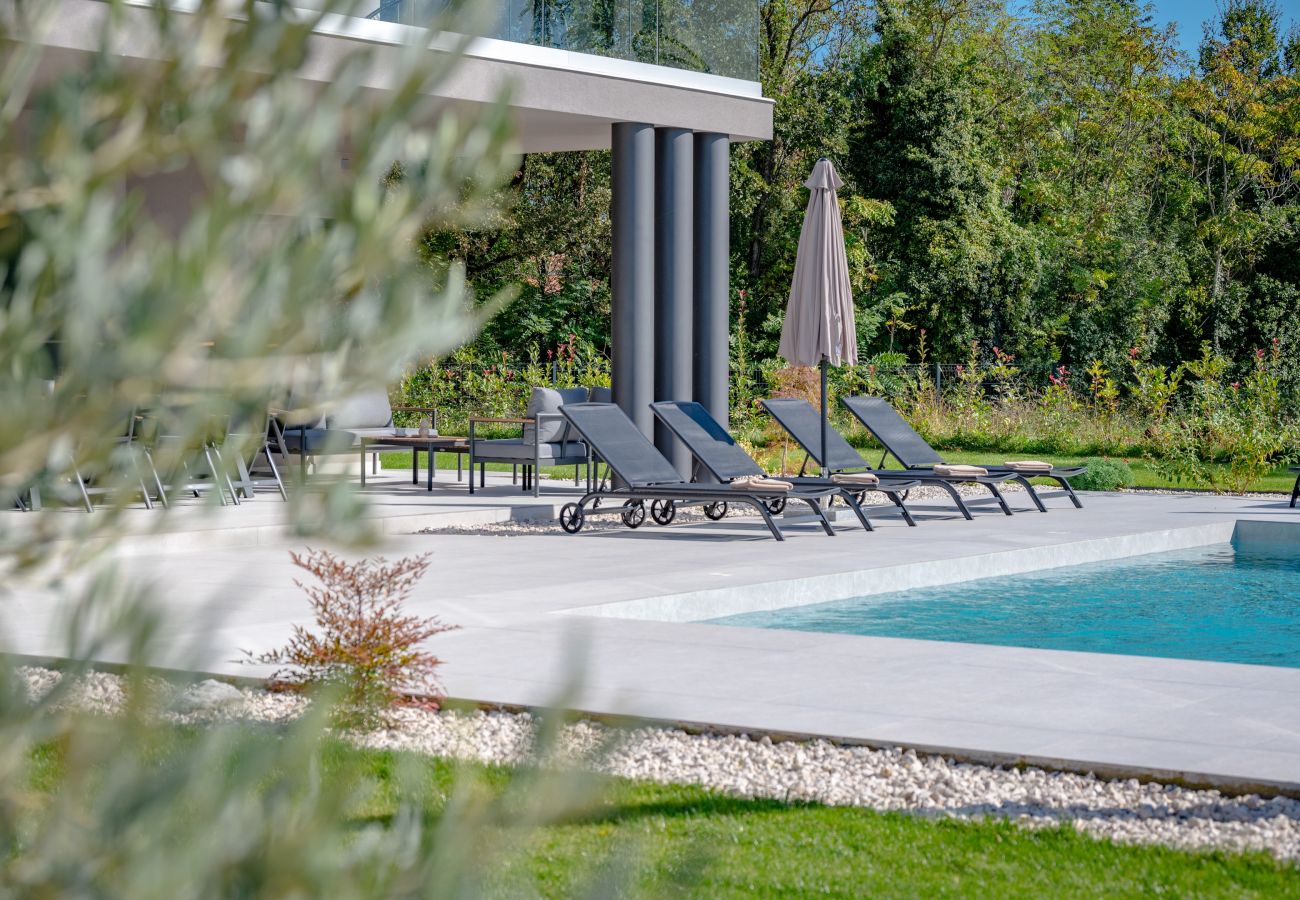 Villa in Marceljani - Villa Kalea mit Pool