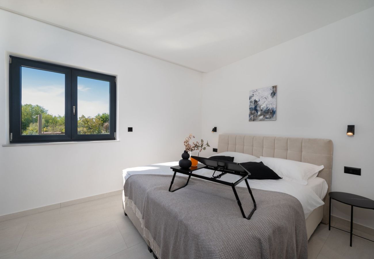 Villa in Marceljani - Villa Kalea mit Pool