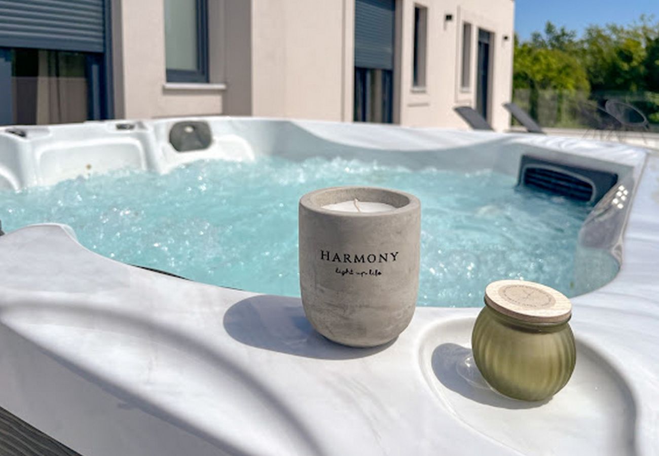 Villa in Marceljani - Villa Kalea mit Pool