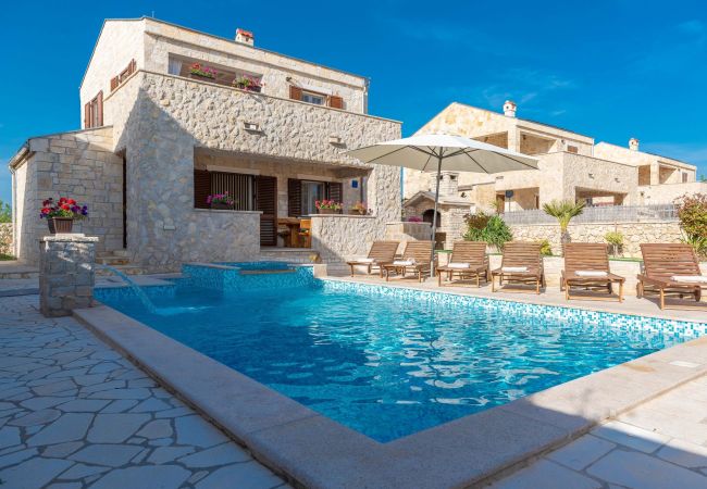 Villa in Privlaka - Villa Edena mit beheiztem Pool