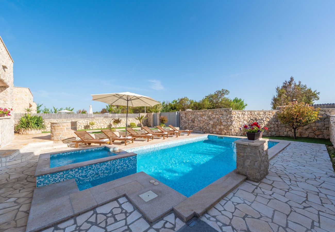 Villa in Privlaka - Villa Edena mit beheiztem Pool