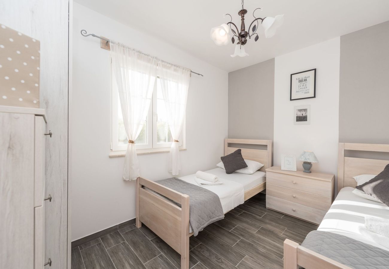 Villa in Privlaka - Villa Edena mit beheiztem Pool