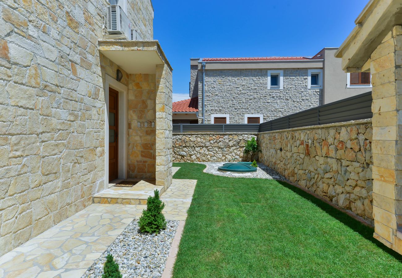 Villa in Privlaka - Villa Carnela mit beheiztem Pool