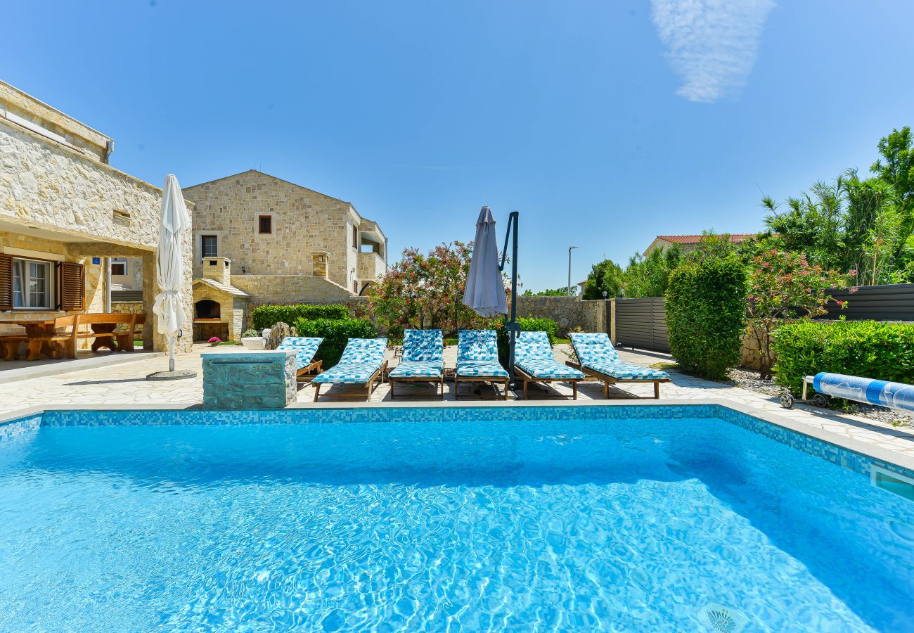 Villa in Privlaka - Villa Carnela mit beheiztem Pool