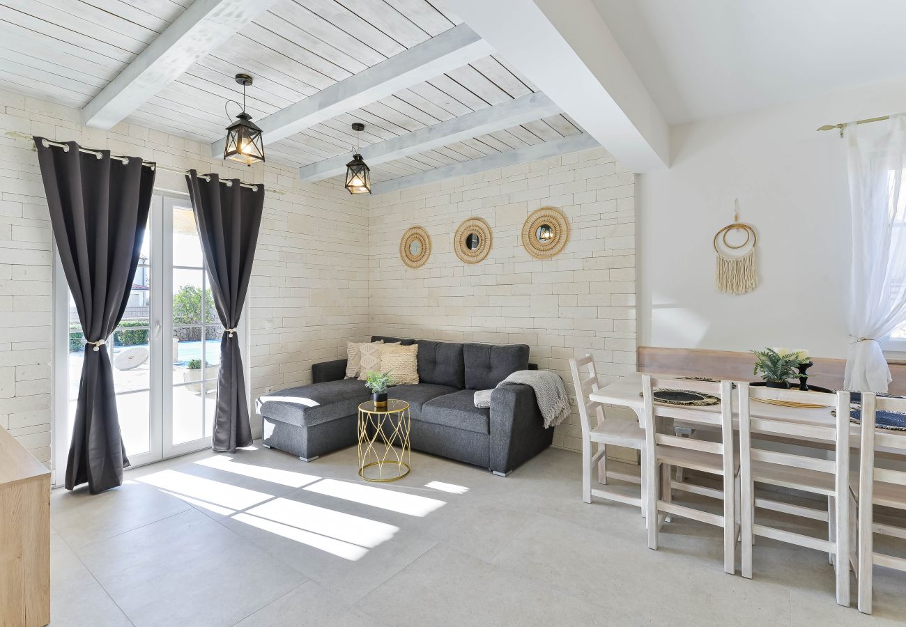 Villa in Privlaka - Villa Carnela mit beheiztem Pool