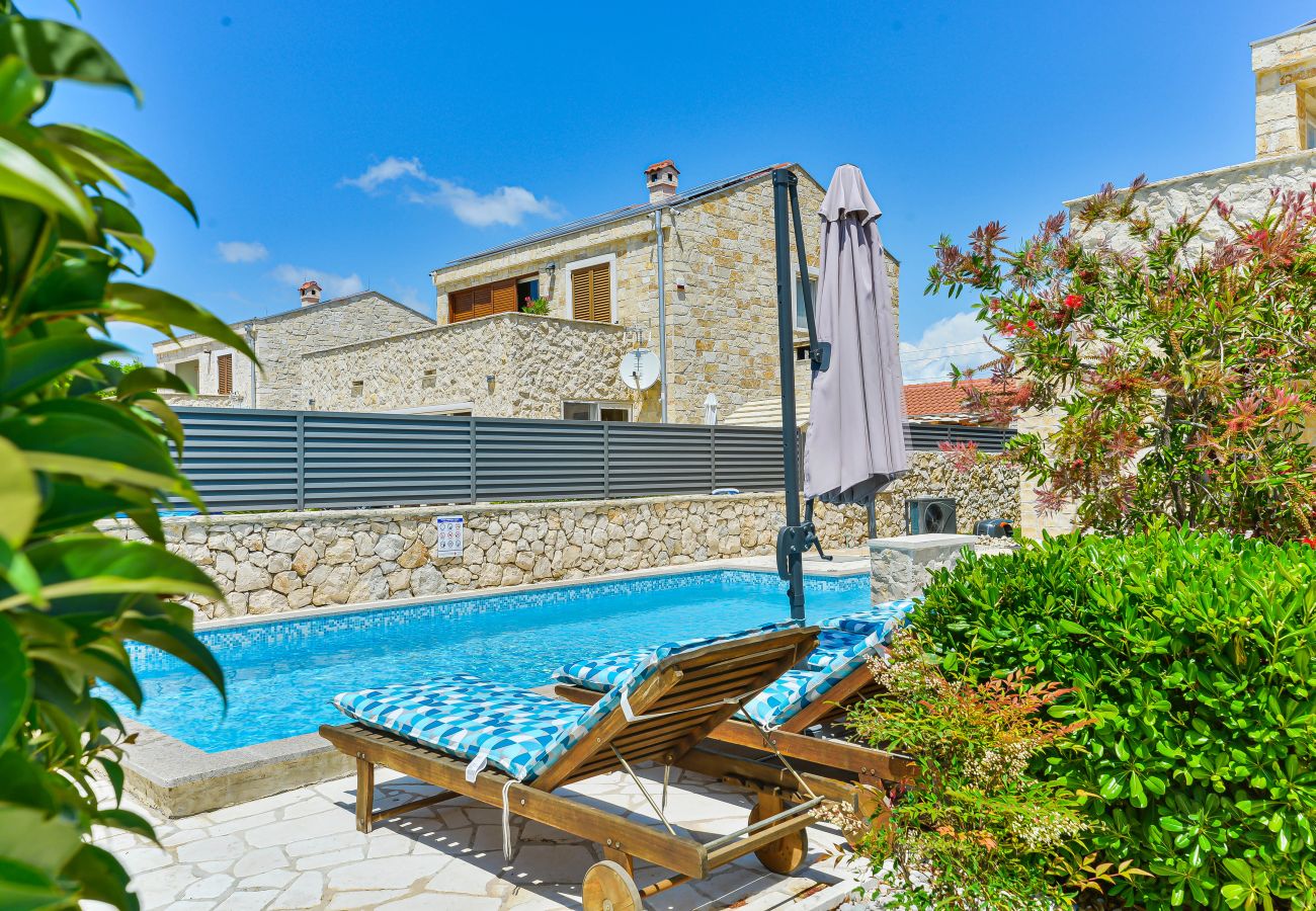 Villa in Privlaka - Villa Carnela mit beheiztem Pool