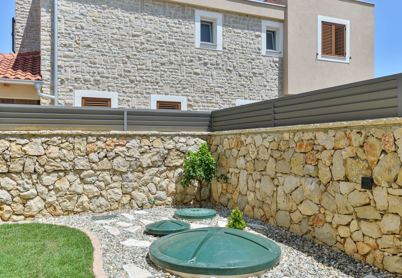 Villa in Privlaka - Villa Carnela mit beheiztem Pool