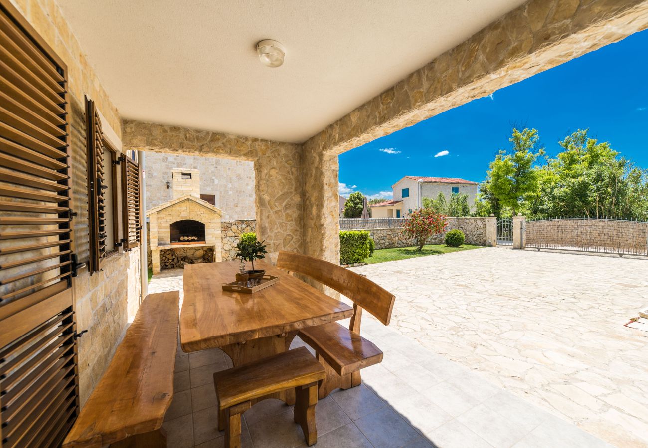 Villa in Privlaka - Villa Carnela mit beheiztem Pool