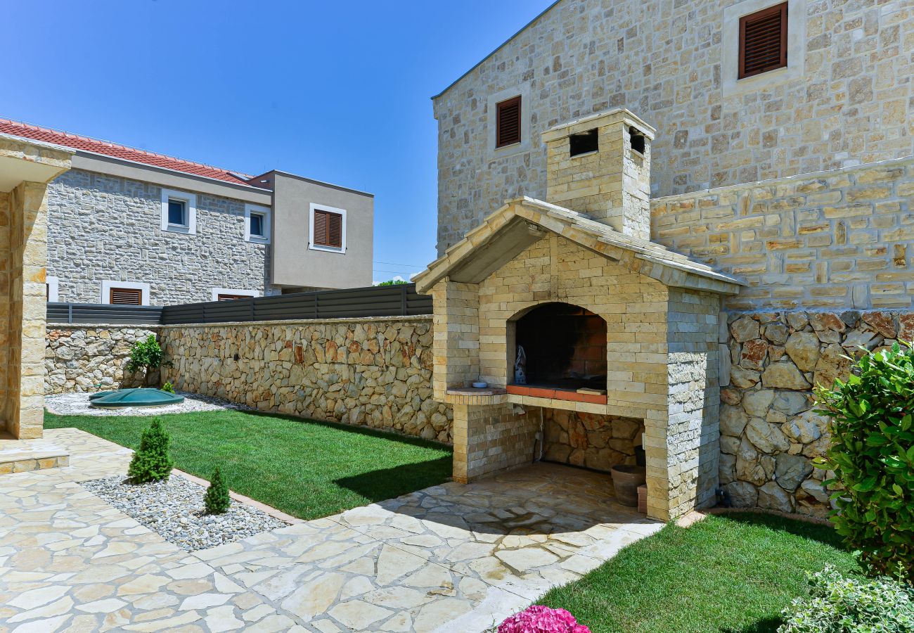 Villa in Privlaka - Villa Carnela mit beheiztem Pool