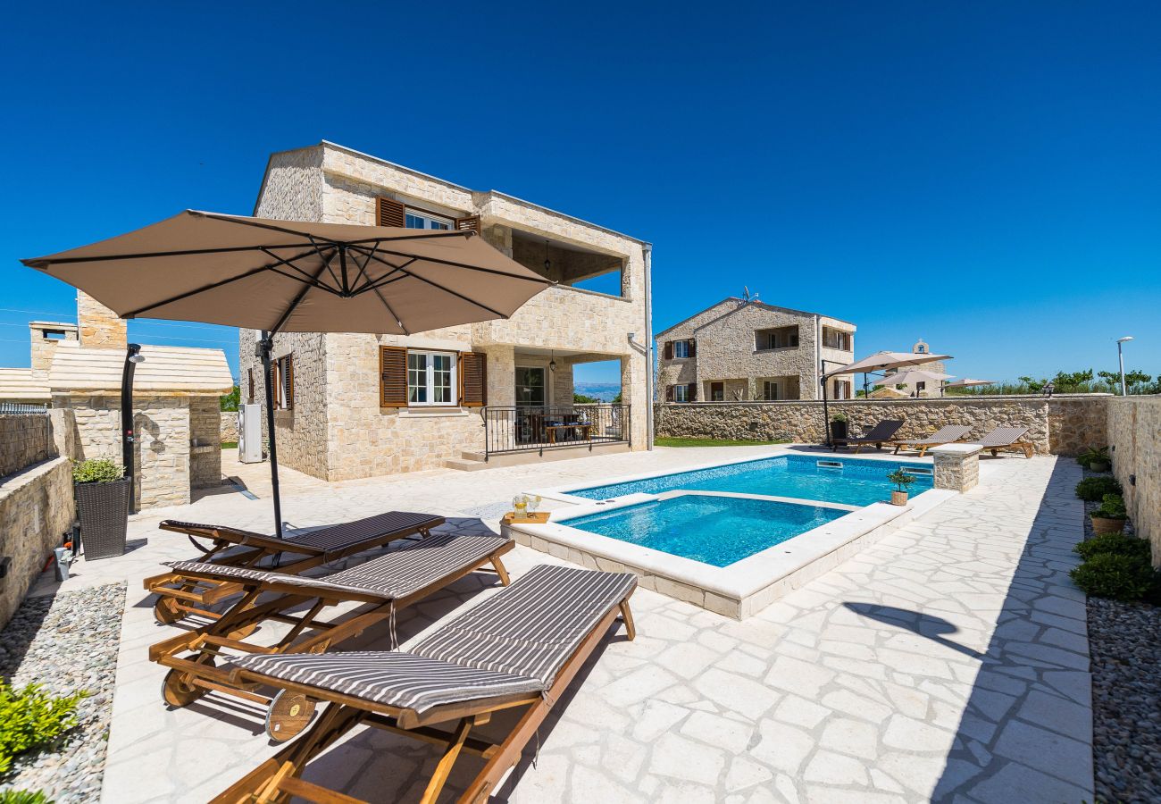 Villa in Privlaka - Villa Rea 1 mit beheiztem Pool