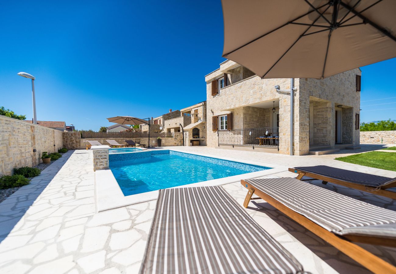 Villa in Privlaka - Villa Rea 1 mit beheiztem Pool