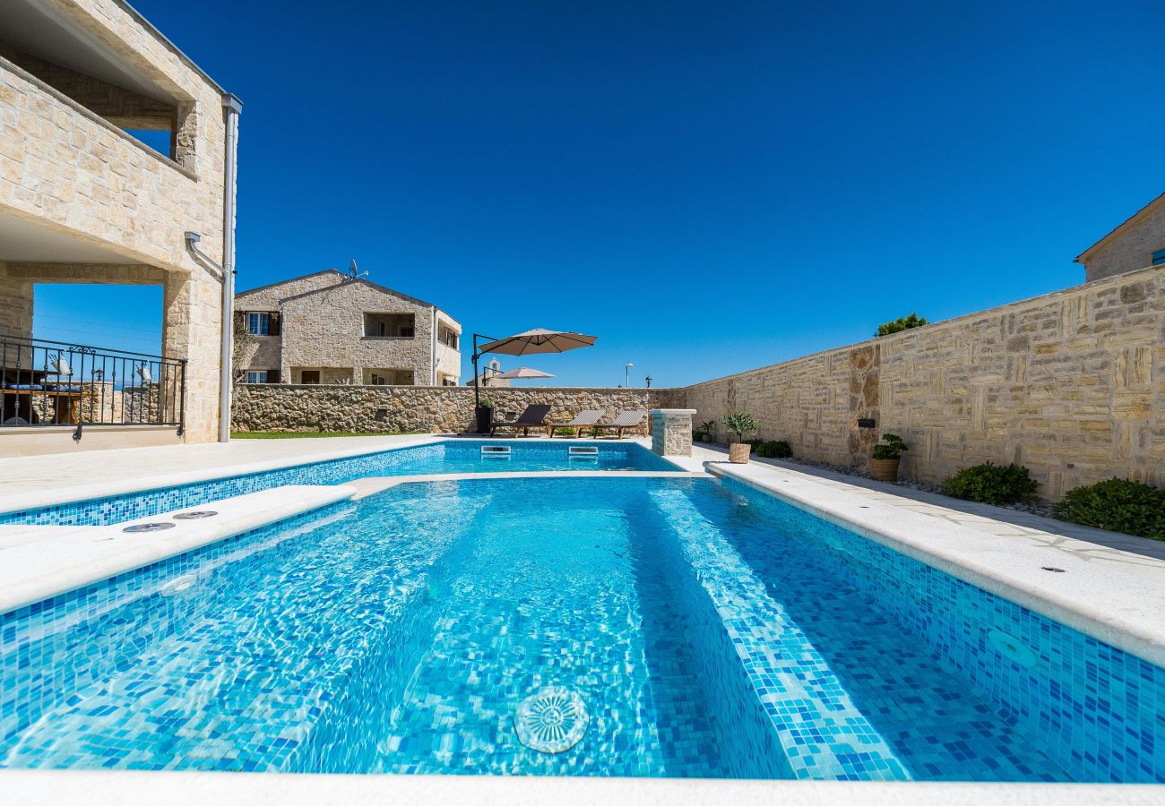 Villa in Privlaka - Villa Rea 1 mit beheiztem Pool