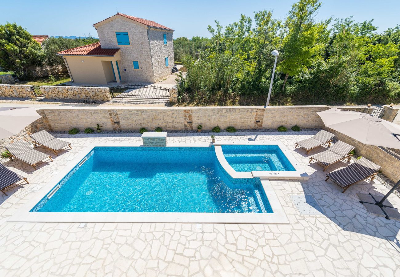 Villa in Privlaka - Villa Rea 1 mit beheiztem Pool