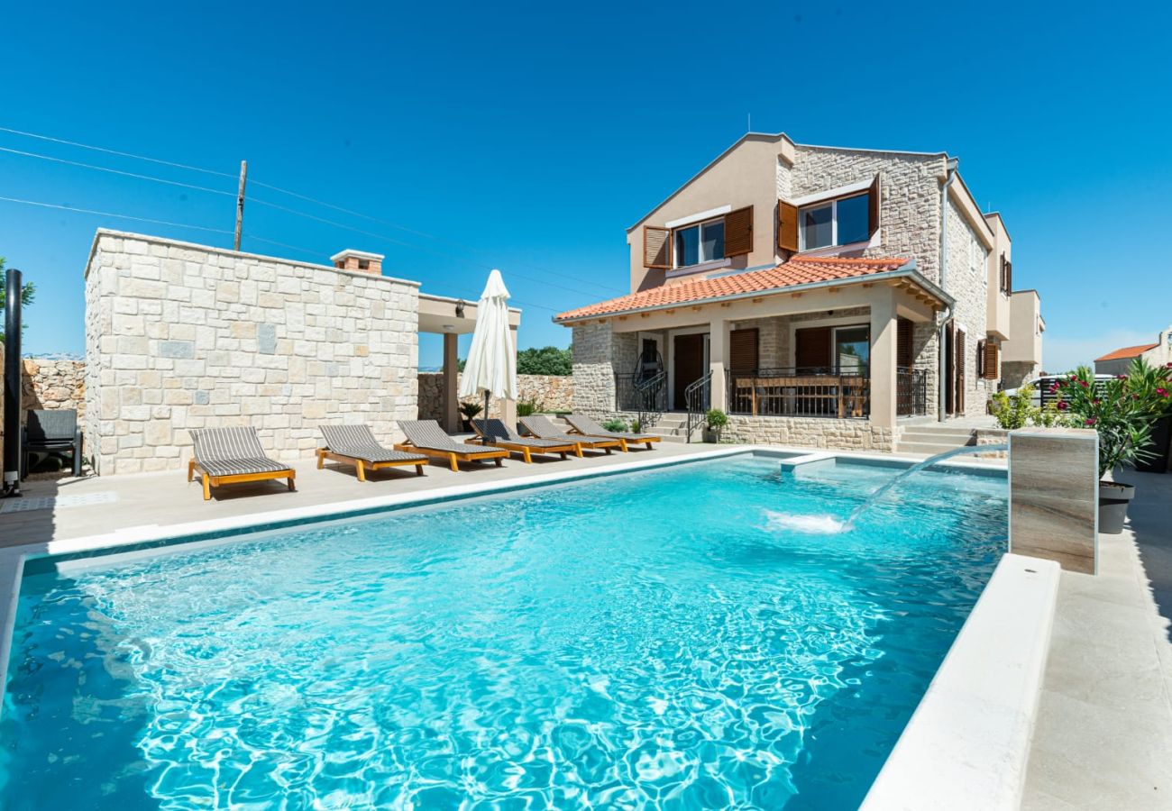 Villa in Privlaka - Villa Rea 3 mit beheiztem Pool
