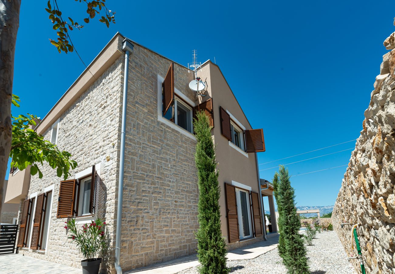 Villa in Privlaka - Villa Rea 4 mit beheiztem Pool